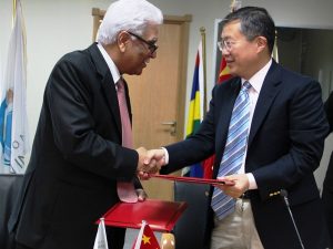 Jean Claude de l'Estrac, secrétaire général de la COI et l'ambassadeur de Chine, Li Li