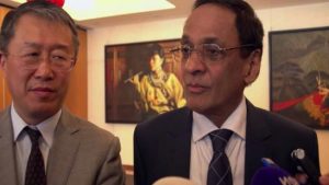 Le ministre des Finances, Vishnu Lutchmeenaraidoo, et l'ambassadeur de Chine à Maurice, Li Li