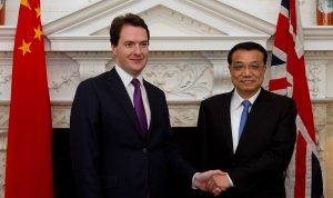 George Osborne, ministre britannique des Finances au côté du Premier ministre chinois, Li Keqiang, en septembre 2015 à Beijing