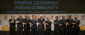 De droite à gauche, les dirigeants : Philippines, Singapour, Thaïlande, Vietnam, Malaisie, Laos, Brunei, Cambodge, Indonésie et Myanmar 