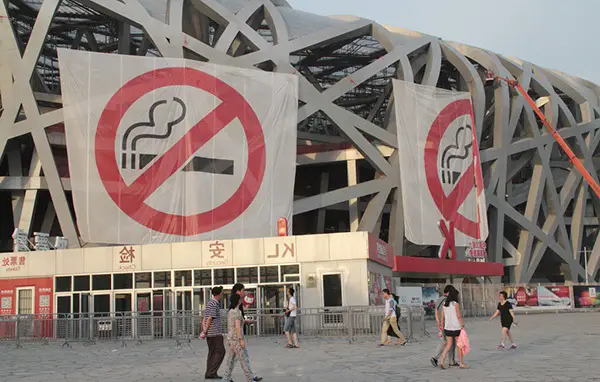 La cigarette interdite dans les lieux publics