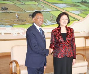 L'ambassadrice Yang Xiaorong et le président Hery Rajaonarimampianina