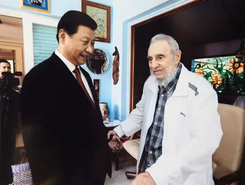 Xi Jinping salue la mémoire de Fidel Castro