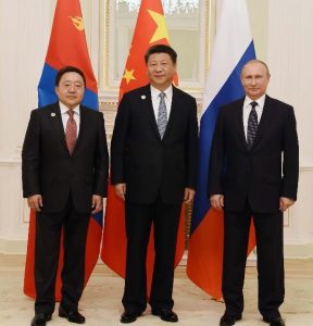 Les présidents mongol Tsakhiagiin Elbegdorj, chinois Xi Jinping et russe Vladimir Poutine  