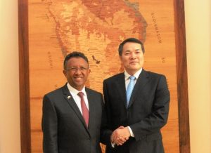  Qian Keming vice ministre commerce et le président malgache, Hery Rajaonarimampianina 