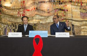 Accord a été signé le 18 mars entre le Président de Xinhua, Cai Mingzhao (gauche) et le Directeur exécutif de l'ONUSIDA, Michel Sidibé (droite), au siège de l'ONUSIDA à Genève, en Suisse.