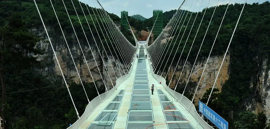 Le pont en verre du Hunan, victime de son succès