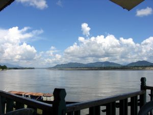 Vue de la rivière Ayeyarwady à Myitkyina (Myanmar).