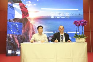 Signature entre Stéphane Fouassin, président de l'IRT et He Zhineng, directeur adjoint du bureau du tourisme Tianjin  