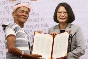Le chef indigène Capen Nganaen et la présidente de Taiwan, Tsai Ing-wen