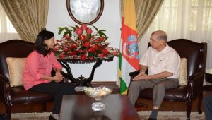 Yin Lixian, ancienne ambassadrice de Chine et l'ancien président James Michel (Seychelles News Agency) 