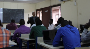 Liu Yunsheng, directeur de l’Institut Confucius d’Abidjan, en plein cours sur le Yi jing