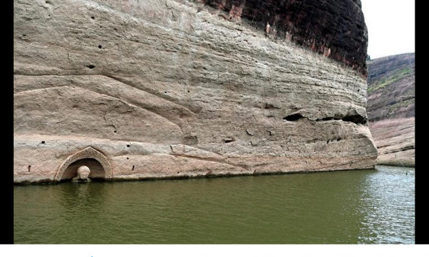 Un Bouddha émerge de l’eau au Jiangxi