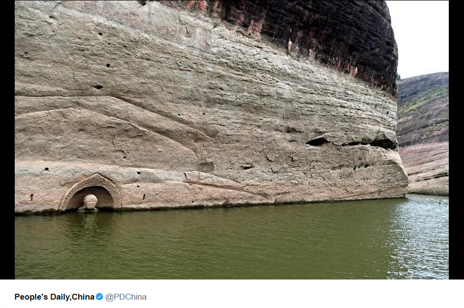 Un Bouddha émerge de l’eau au Jiangxi