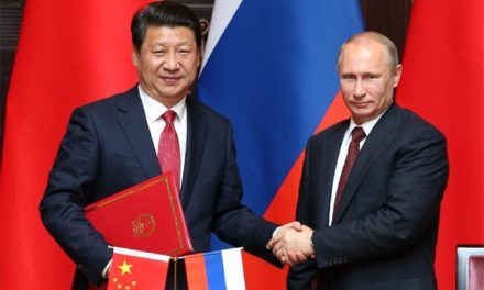 Vladimir Poutine salue ses amis chinois