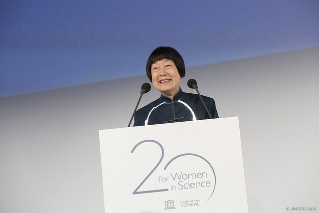 Zhang Miman reçoit le « Prix l’Oréal-UNESCO Pour les Femmes et la Science »