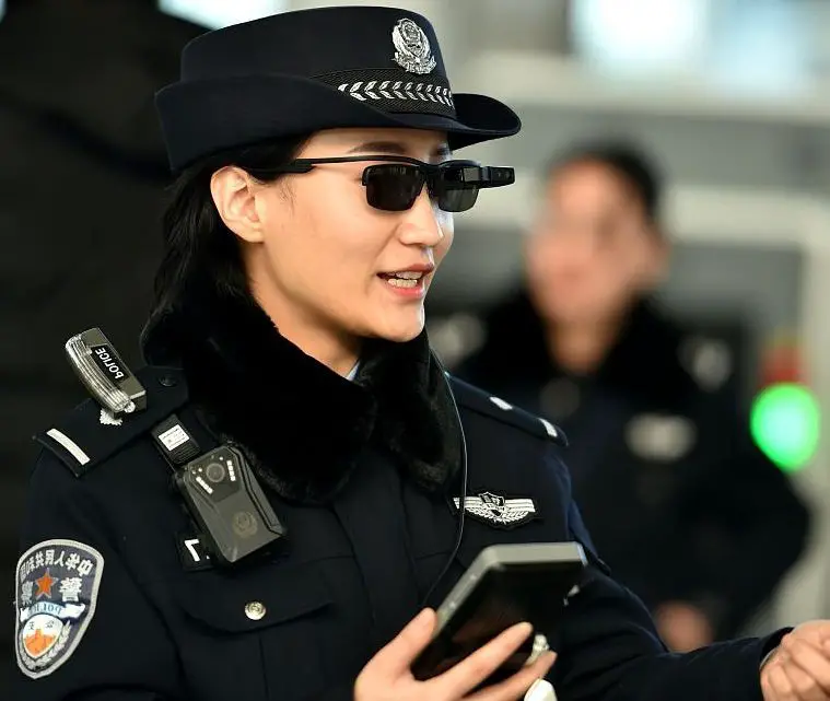 La police vante les mérites des lunettes à reconnaissance faciale