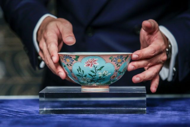 Un bol de la dynastie Qing vendu 24 millions d’euro