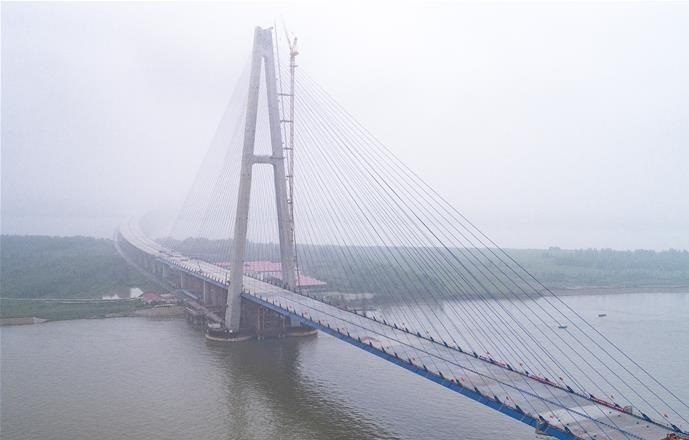 Le plus long pont à haubans enjambe le Yangtsé
