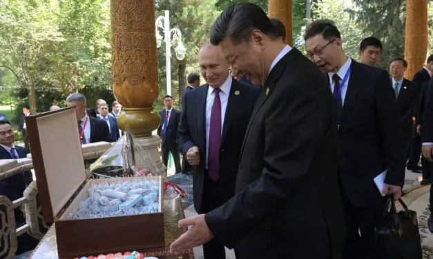 Vladimir Poutine offre un cadeau à Xi Jinping