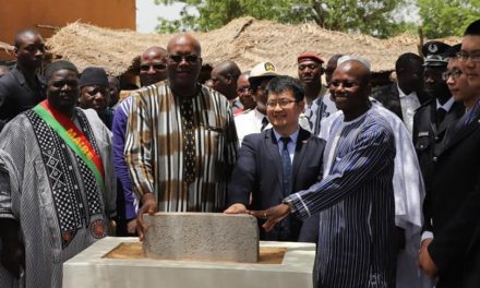 Burkina: la Chine contribue à l’effort national de résorption des écoles sous paillote