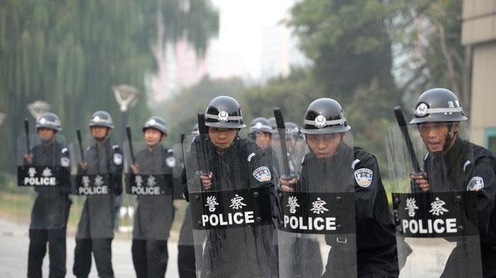 La police menace d’utiliser des « balles réelles » face aux manifestants armés