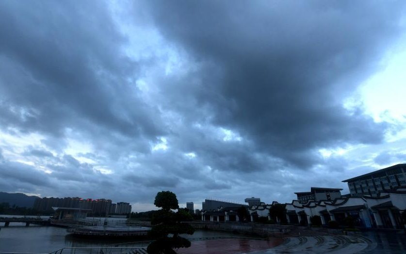 L’est de la Chine touché par les rafales du typhon et des inondations persistantes