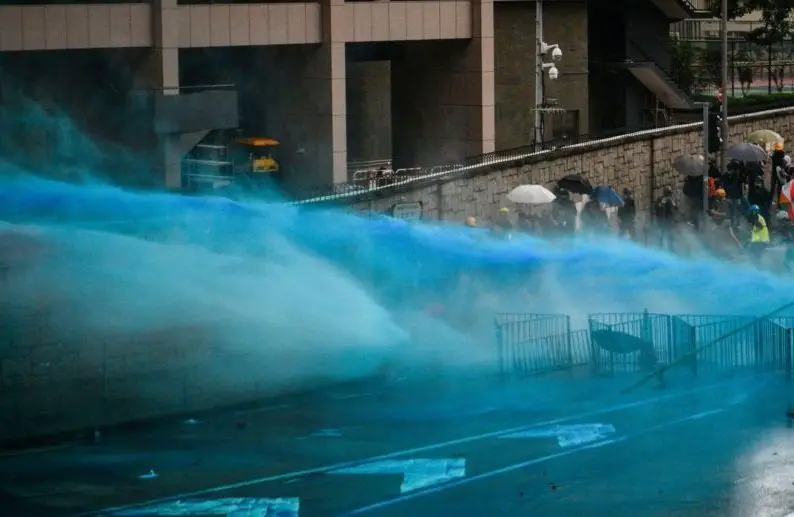 Tirs de balles en caoutchouc sur des militants radicaux à Hong Kong