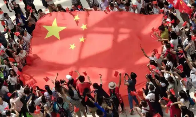 Des hongkongais pro-Beijing manifestent  au sommet du Lion Rock