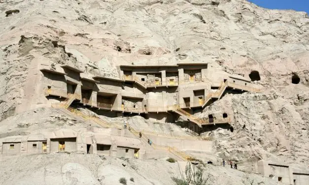 Des chercheurs étudient des fresques bouddhiques après un séisme au Xinjiang