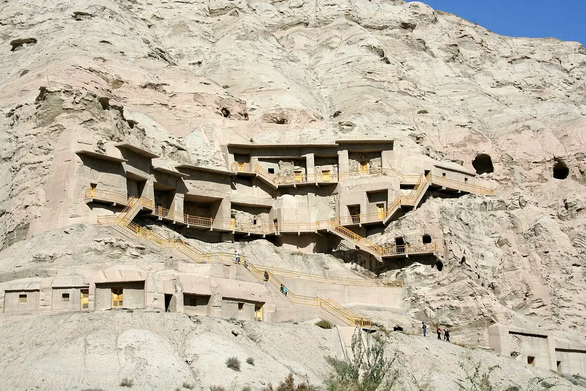 Des chercheurs étudient des fresques bouddhiques après un séisme au Xinjiang