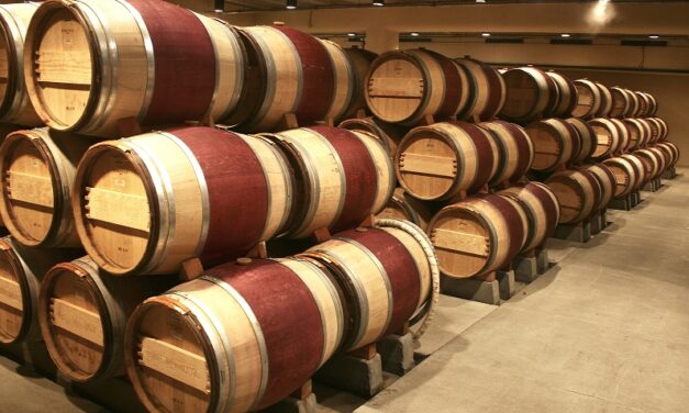 Un acheteur chinois achète un fût de vin à un prix record