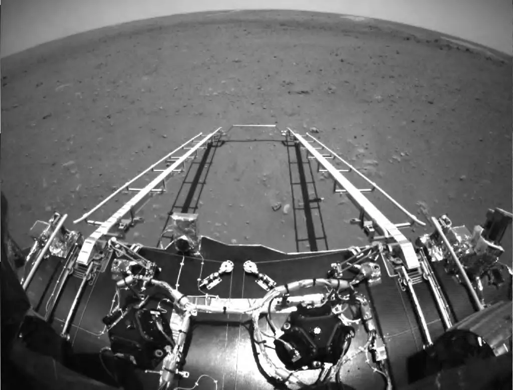 Le rover « Zhurong » envoie ses premières photos de la planète Mars