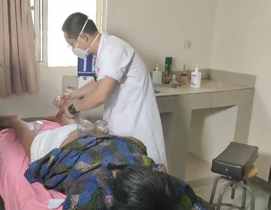 Burkina: les médecins chinois offrent gratuitement des soins aux habitants de Nabitinga II