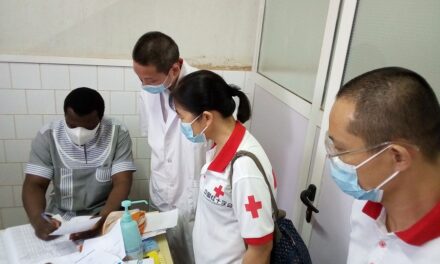 Coopération Sanitaire : les médecins chinois offre du matériel médical au CHR de Koudougou