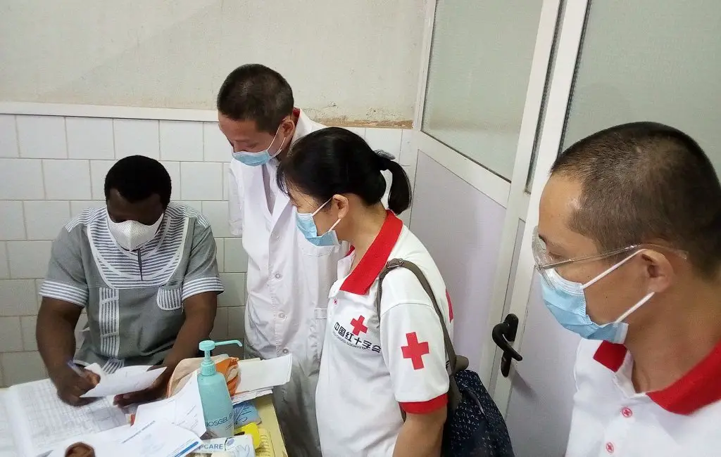 Coopération Sanitaire : les médecins chinois offre du matériel médical au CHR de Koudougou