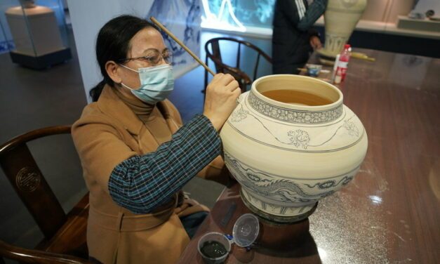 La ville de Gao’an met en avant l’art traditionnel chinois de la porcelaine bleue et blanche