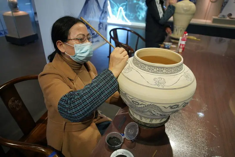 La ville de Gao’an met en avant l’art traditionnel chinois de la porcelaine bleue et blanche