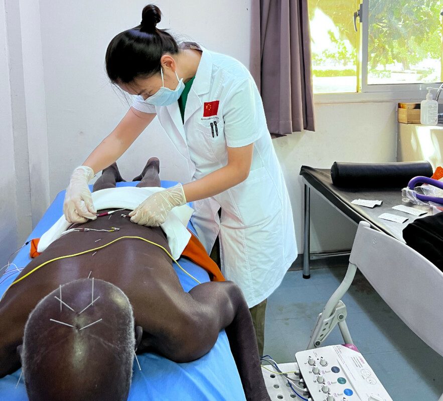 Burkina/CHU de Tengandogo: Ma Lan guérit les malades grâce à la médecine traditionnelle chinoise