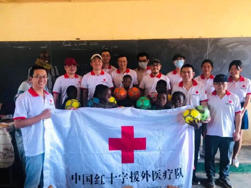 Burkina/Ouagadougou: les médecins chinois en visite à l’école Kouritenga B