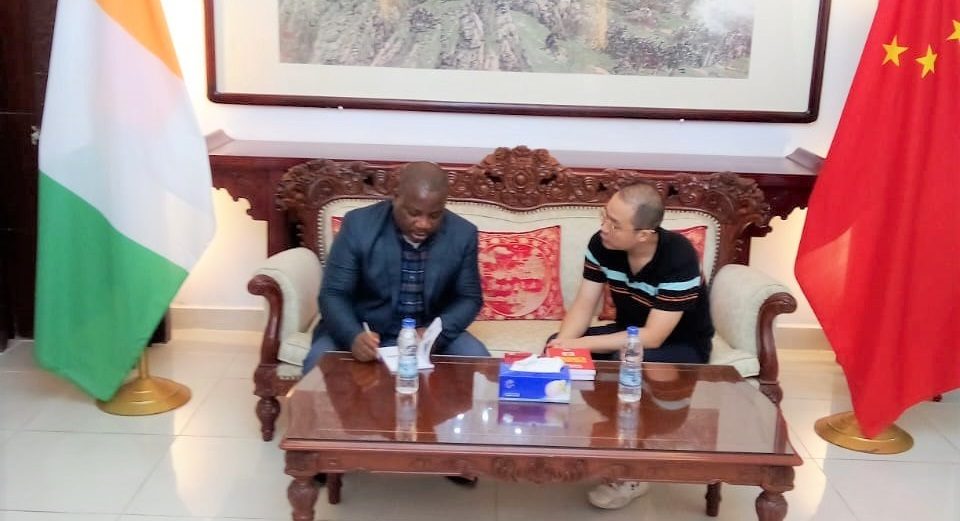 Sylvain Takoué a dédicacé ses deux « livres rouges » à l’Ambassade de Chine en Côte d’Ivoire