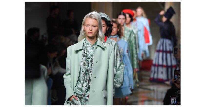 Les vêtements brodés Miao de Chine font sensation à la Semaine de la mode de Milan