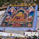 Tibet : un rituel ancien déployé au début du Festival du Shoton de Lhassa