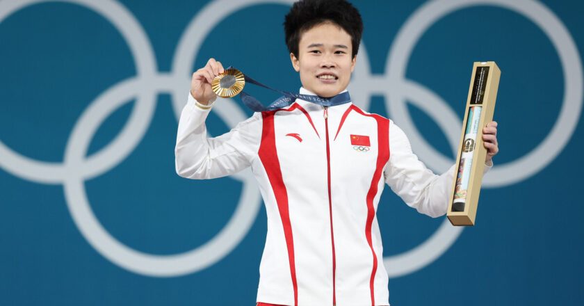 Hou Zhihui de l’équipe d’haltérophilie pulvérise le record olympique